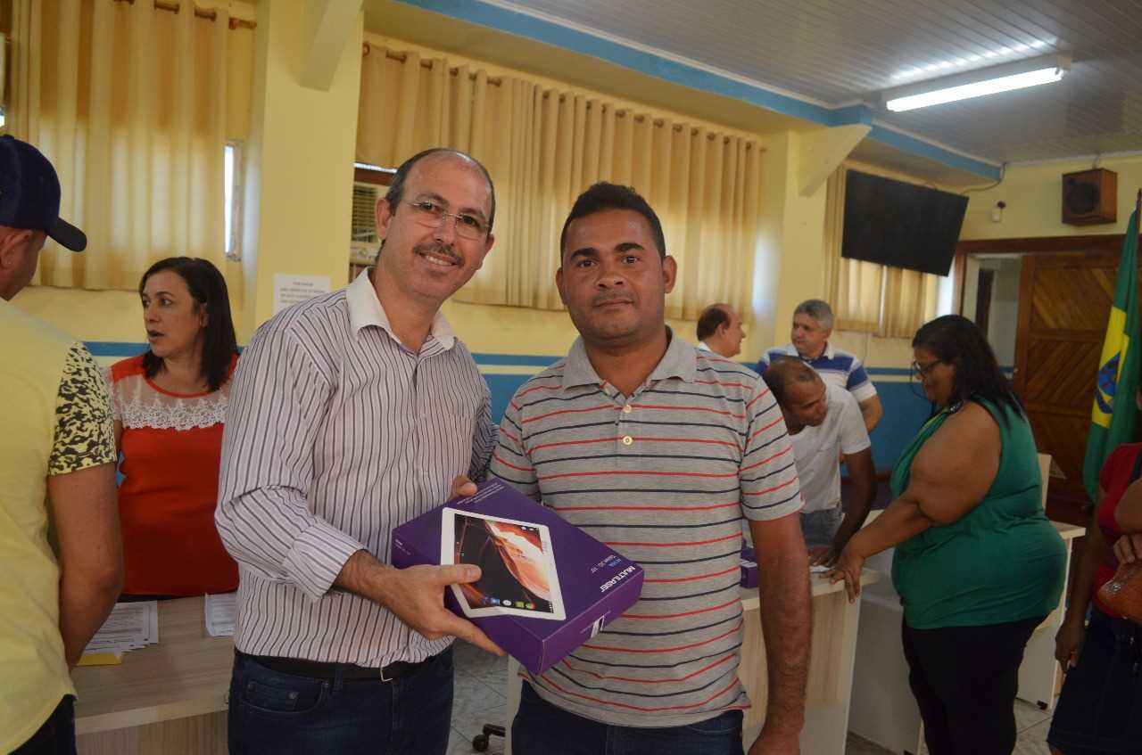 Secretaria de Saúde de Camacã faz entrega de 70 Tabletes para Agentes Comunitários